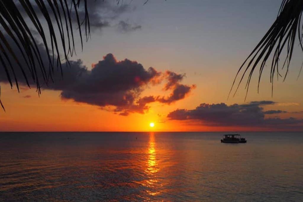 Beach Living At Island Pine Villas Blp George Town Eksteriør bilde